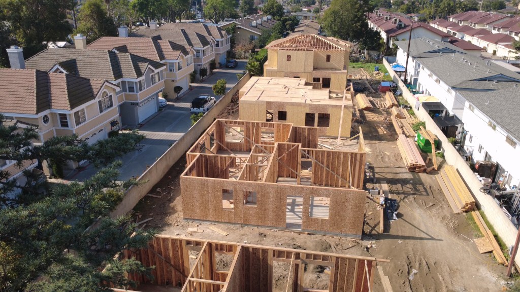 El Monte的10,000呎4栋别墅项目正在进行