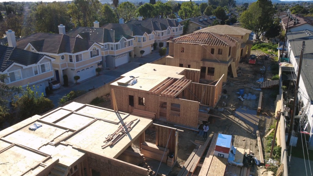 El Monte的10,000呎4栋别墅项目正在进行